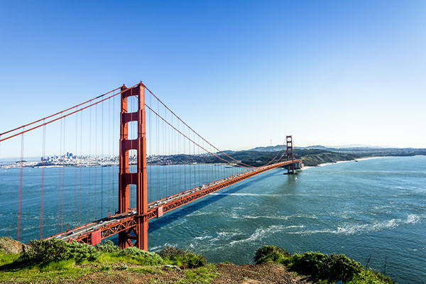 Overview-picture-of-California-golden-gate-bridge-with-blue-sky-and-blue-water-with-slight-waves-below-to-show-interoperability-in-California-by-Synergem-Technologies