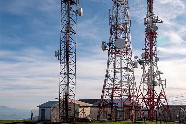 next-generation-9-1-1-services-with-synergem-technologies-cell-towers-with-blue-sky-in-background